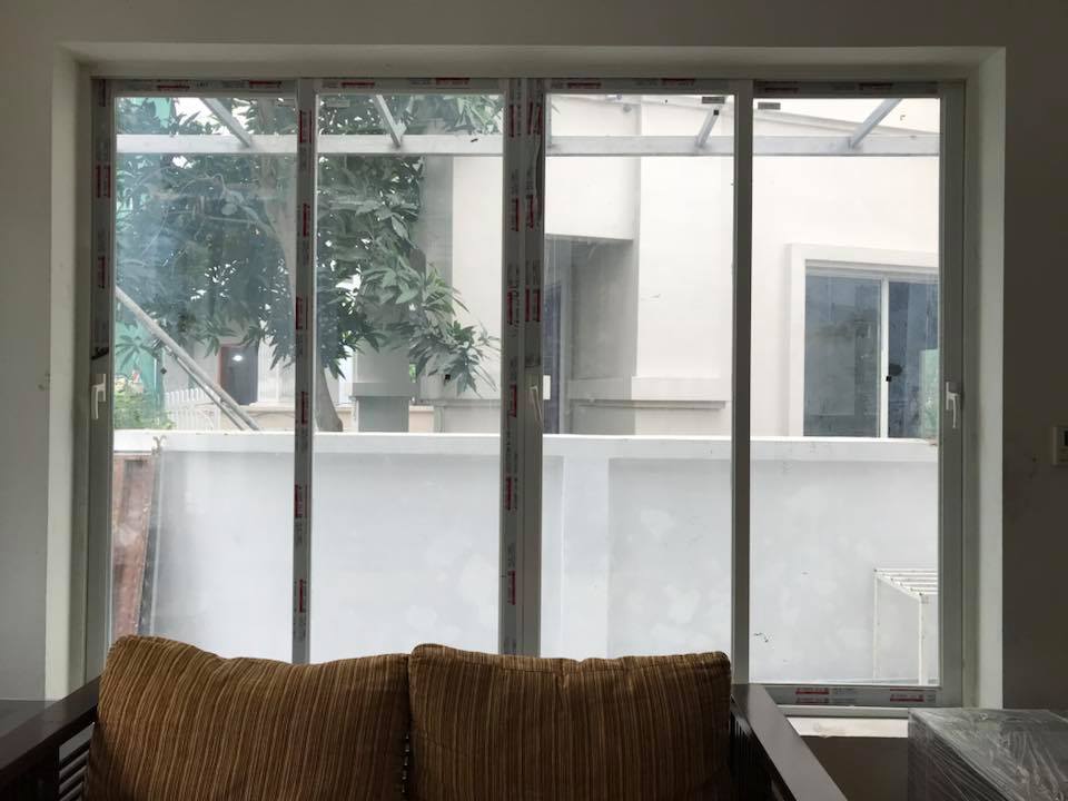 cửa đi mở trượt nhôm Xingfa