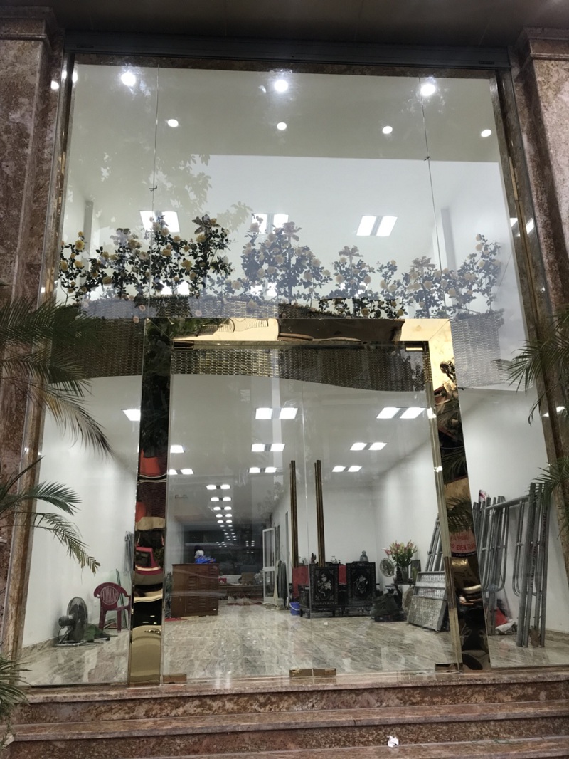 Thi công vách kính temper tại nhà chị Trang tại số 249 Thuỵ Khuê